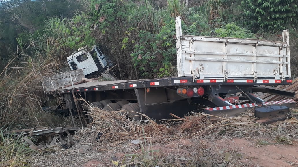 Jaru Caminh O Carregado Madeira Sai Da Pista Na Br Pr Ximo Ao