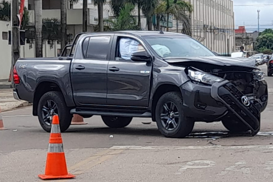 URGENTE Carro invade preferencial e causa acidente secretária de