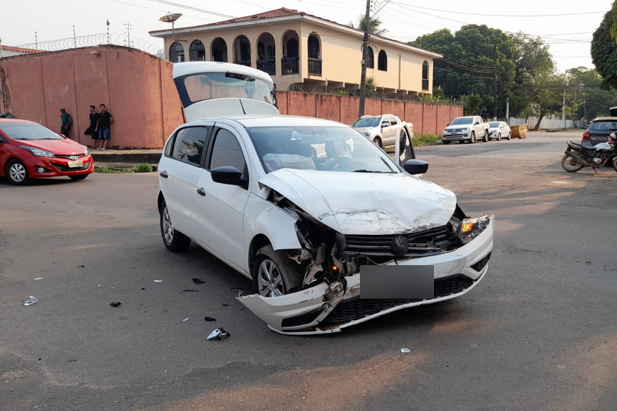 Urgente Colis O Entre Dois Carros Causa Capotamento E Deixa Crian A