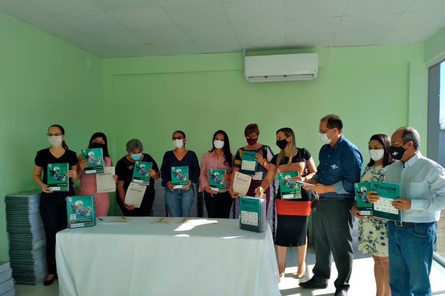 Instituto Sicoob e Sebrae continuam a entrega de kits de reforço escolar - News Rondônia