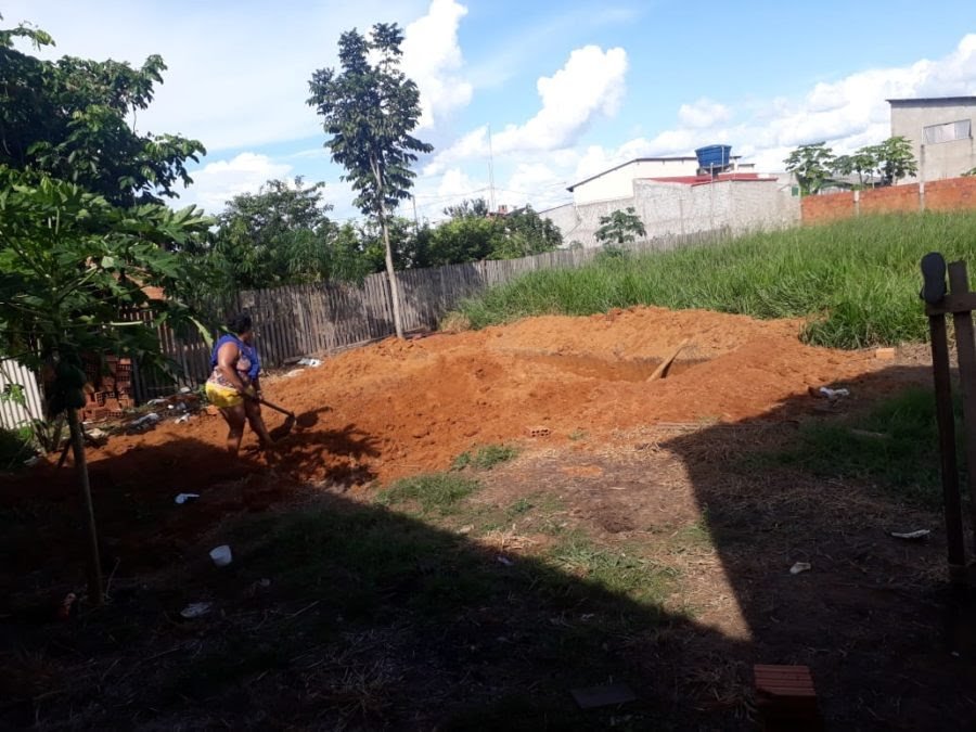 EM PLENA QUARENTENA, ACREANA CONSTRÓI PISCINA NO QUINTAL DE CASA - News Rondônia