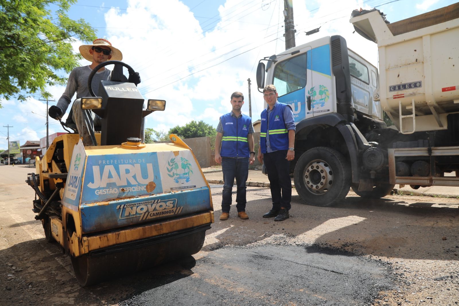 PREFEITURA INTENSIFICA OPERAÇÃO TAPA-BURACOS PELAS RUAS DE JARU - News Rondônia