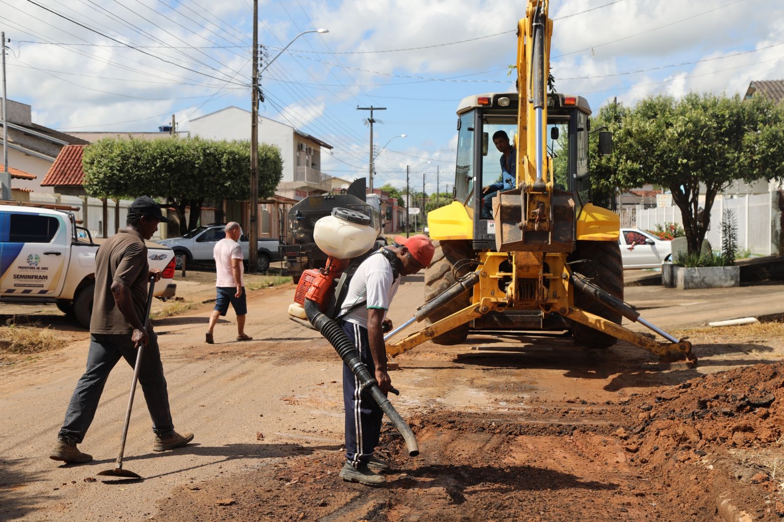 PREFEITURA INTENSIFICA OPERAÇÃO TAPA-BURACOS PELAS RUAS DE JARU - News Rondônia