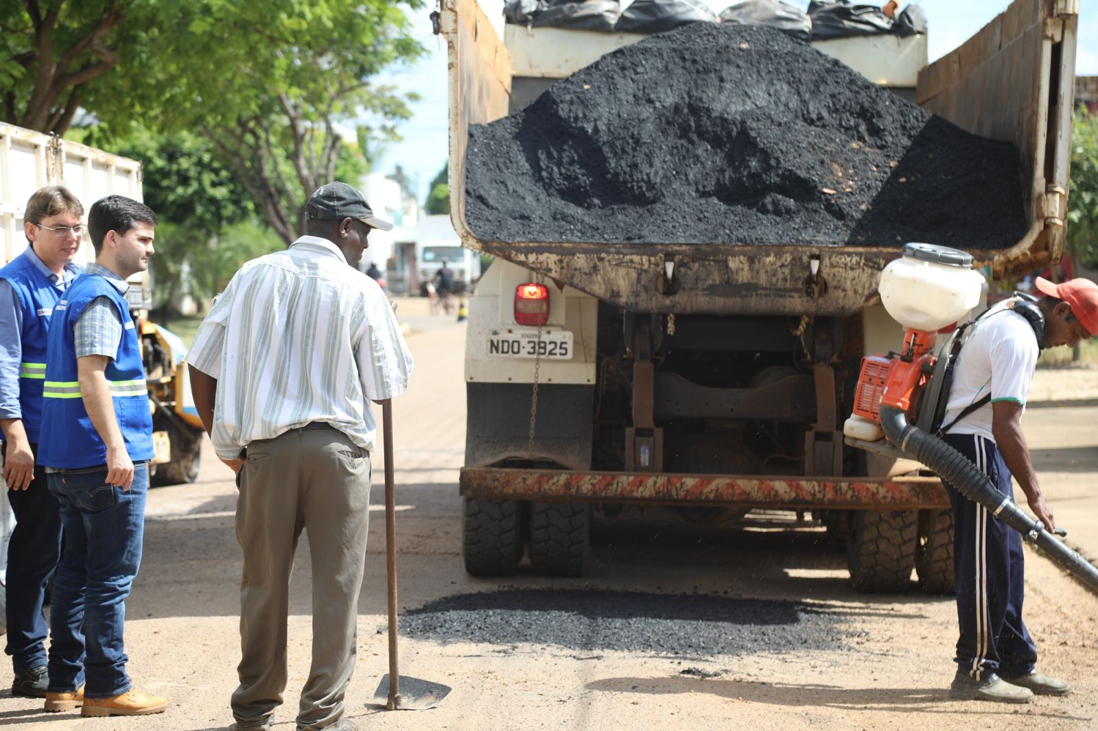 PREFEITURA INTENSIFICA OPERAÇÃO TAPA-BURACOS PELAS RUAS DE JARU - News Rondônia