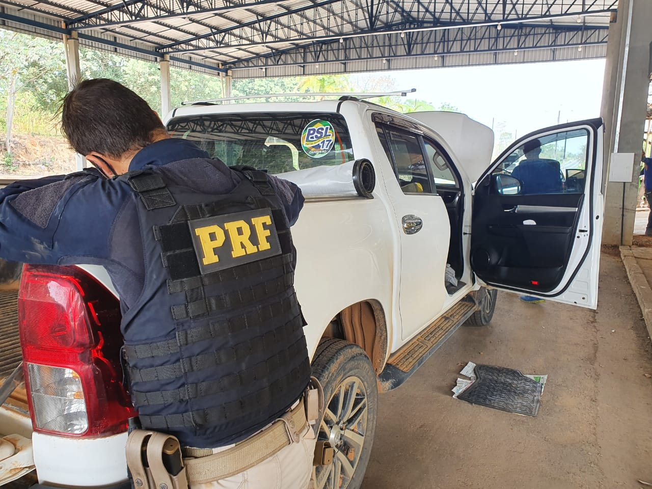 PRF prende homem com documento falso, recupera camionete roubada e apreende 60g de Topázio - News Rondônia