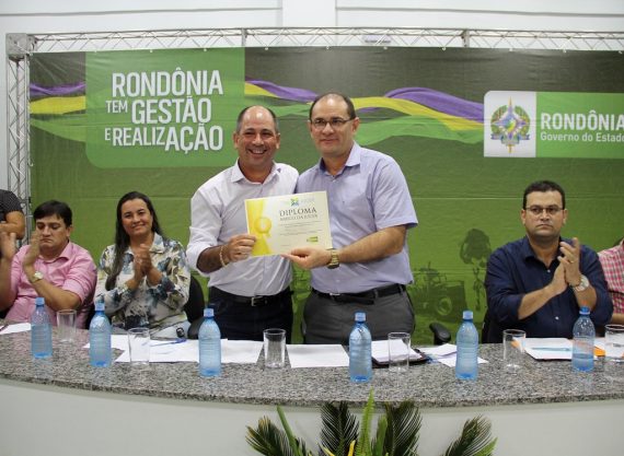 NO ANIVERSÁRIO DE 30 ANOS, MUNICÍPIO DE MACHADINHO DO OESTE RECEBE CAMINHÃO DE COMBATE A INCÊNDIO E UM POSTO DA JUCER - News Rondônia