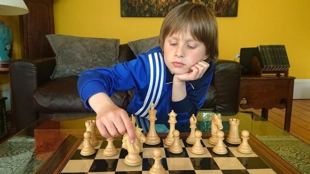 O menino de 10 anos que derrotou um mestre de xadrez e não contou para ninguém na escola - News Rondônia