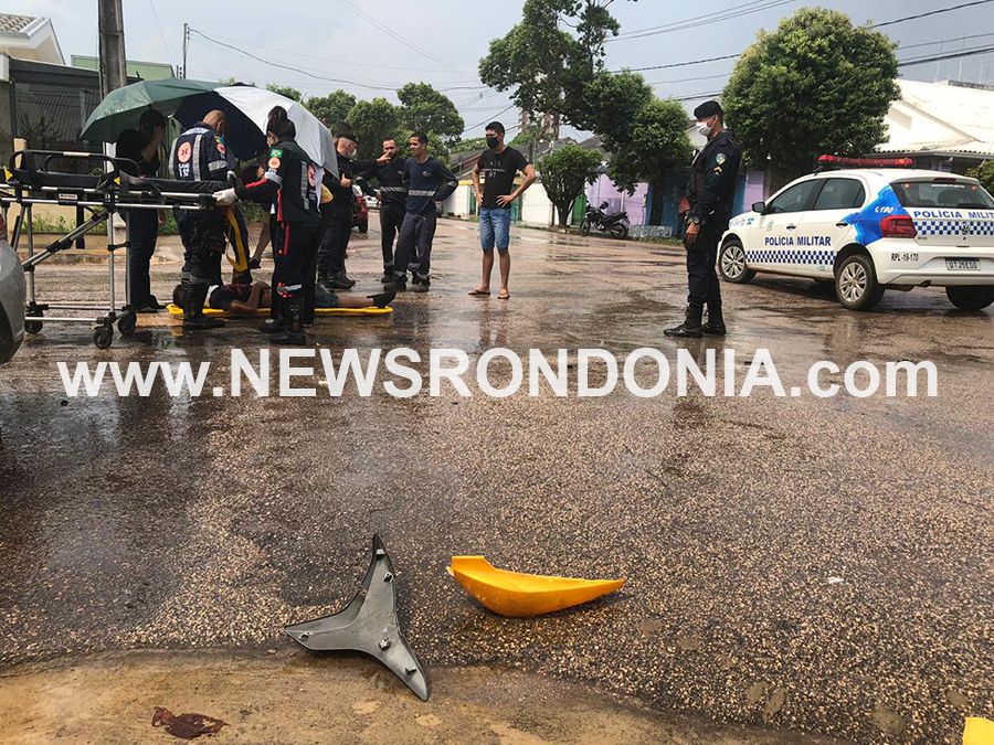 Jovens ocupando moto avançam preferencial e são atingidos por carro em cruzamento no centro de Porto Velho - News Rondônia