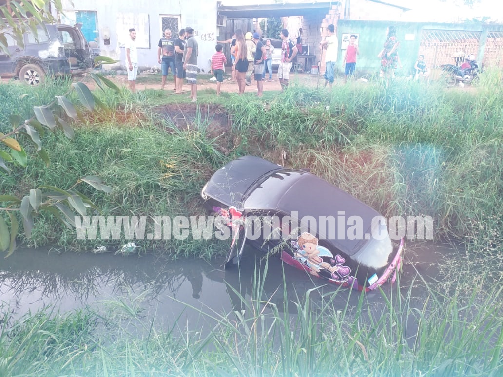 Motorista fica lesionada após cair dentro de vala na zona leste da capital - News Rondônia