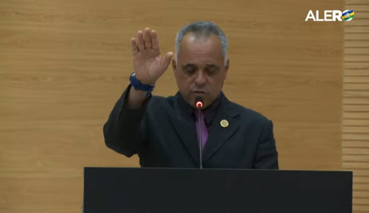 Presidente da ALE, Deputado Alex Redano, declara fim do mandado de Edson Martins e empossa Saulo Moreira, que já perdeu mandato antes de assumir - News Rondônia
