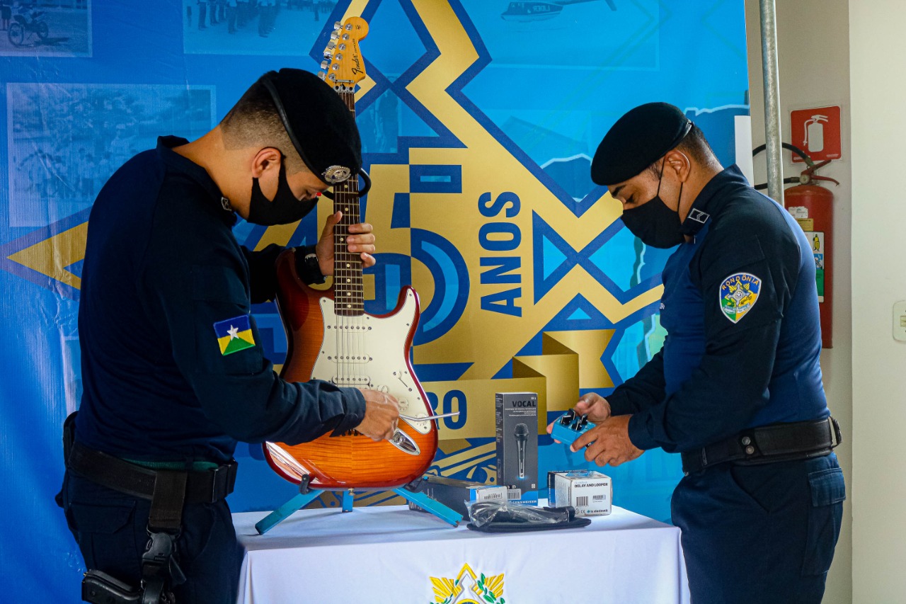 Deputado Alex Silva entrega instrumentos musicais para a banda combo da polícia militar - News Rondônia
