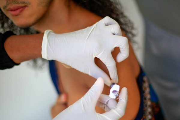 Vacina de Oxford tem eficácia entre 62% e 90% contra a Covid-19 - News Rondônia