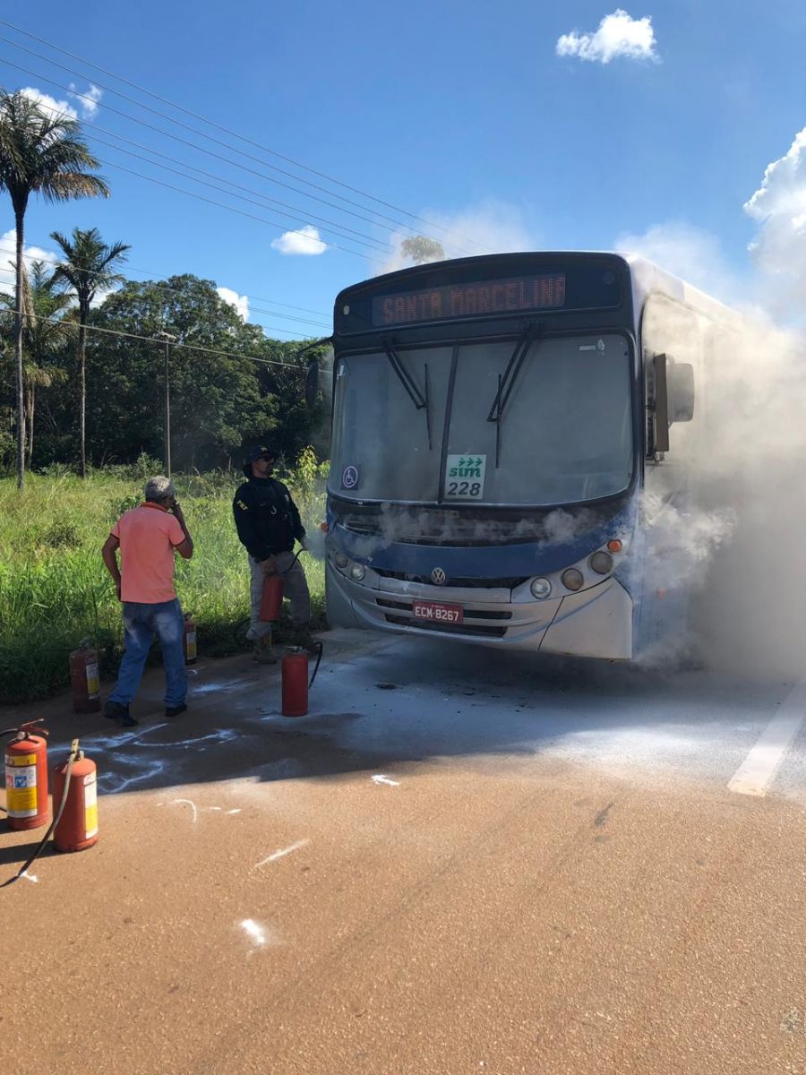 URGENTE: ÔNIBUS DO SIM ´PEGA FOGO EM FRENTE A PRF NA BR-364 DE PORTO VELHO - News Rondônia