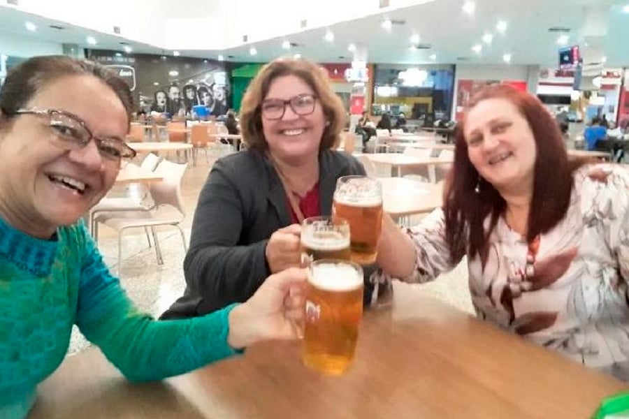 Amigas comemoram cura da covid com chopp: promessa cumprida! - News Rondônia