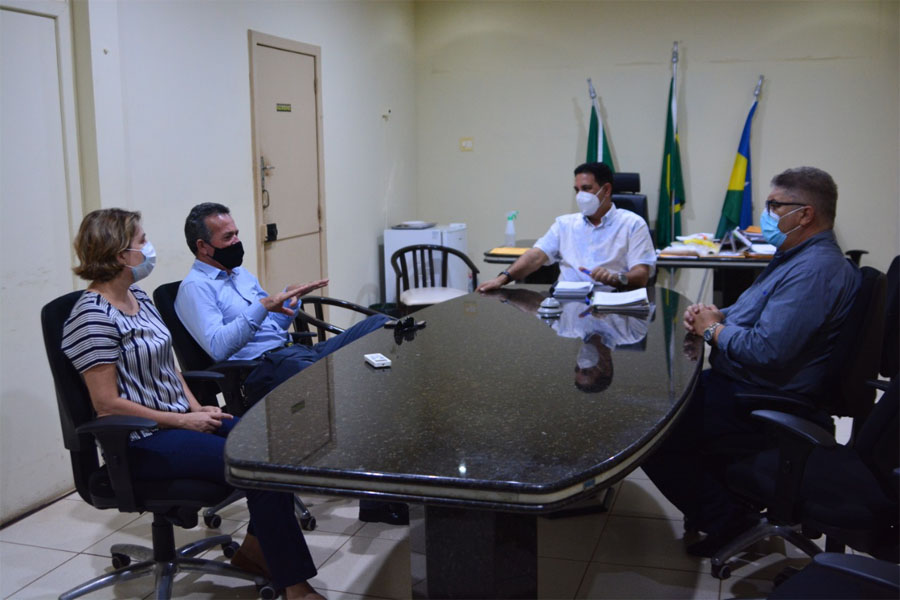 Prefeito recebe diretoria do Centro Educacional que pede prorrogação de prazo para doação de terreno para construção de Centro de equoterapia - News Rondônia