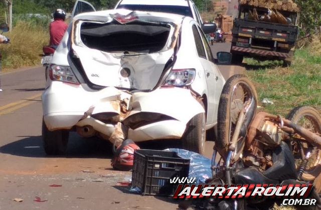 ROLIM DE MOURA  MOTOCICLISTA MORRE APÓS SE CHOCAR NA TRASEIRA DE CARRO NA RO-010 - News Rondônia