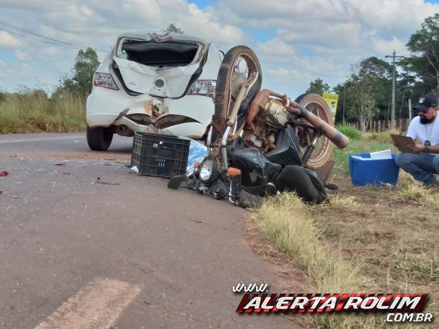 ROLIM DE MOURA  MOTOCICLISTA MORRE APÓS SE CHOCAR NA TRASEIRA DE CARRO NA RO-010 - News Rondônia