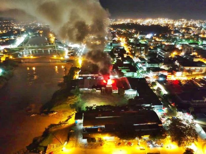 DEZ LOJAS SÃO DESTRUÍDAS POR INCÊNDIO NO CENTRO DE RIO BRANCO - News Rondônia