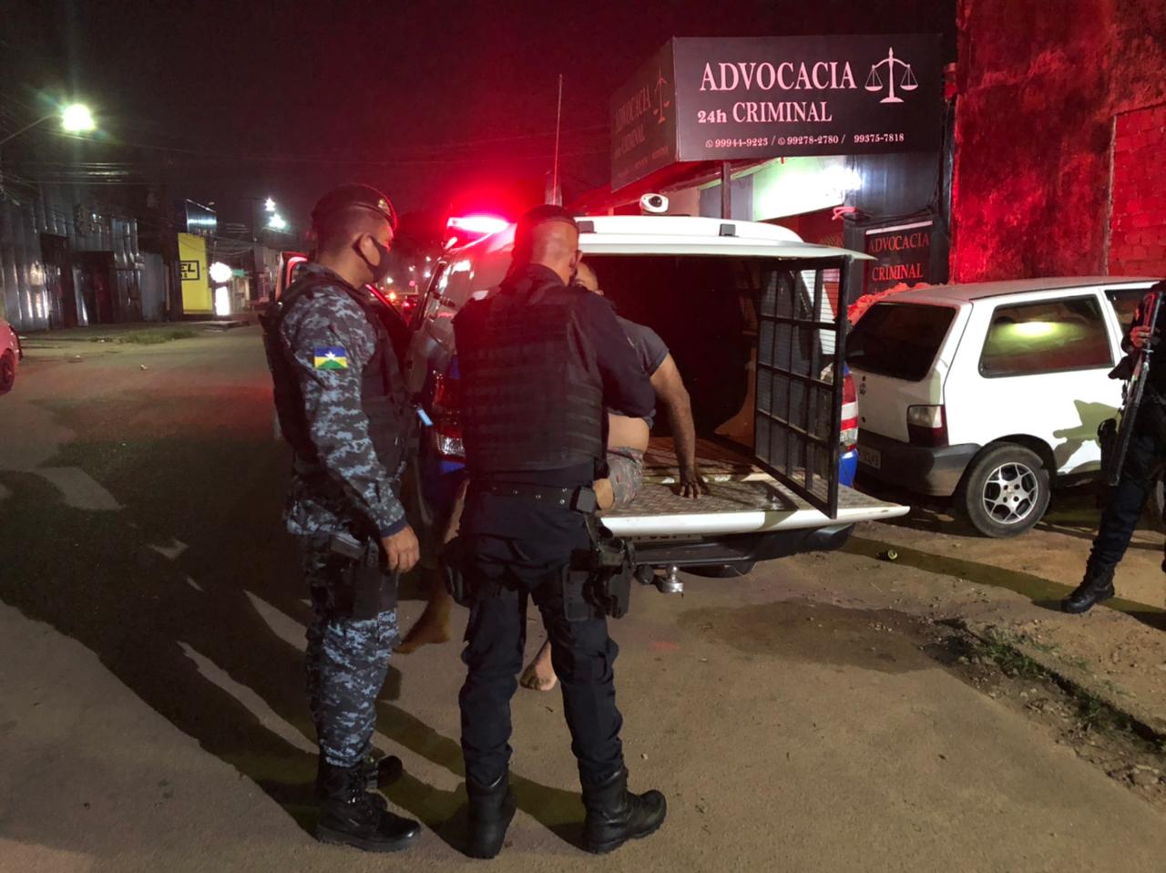 VIOLENTO: Homem é preso após espancar esposa e tentar investir contra policiais militares na capital - News Rondônia
