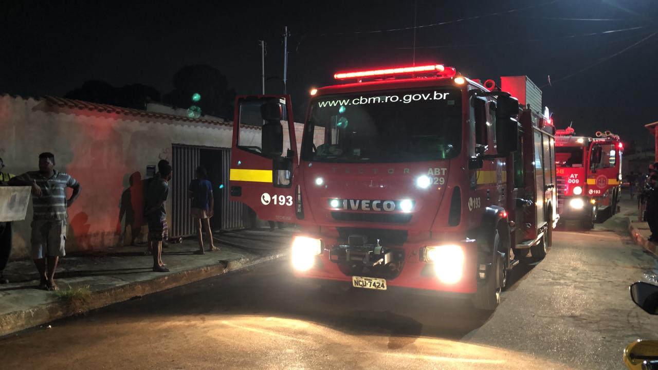 Incêndio destrói casa e carro na zona sul de Porto Velho - News Rondônia