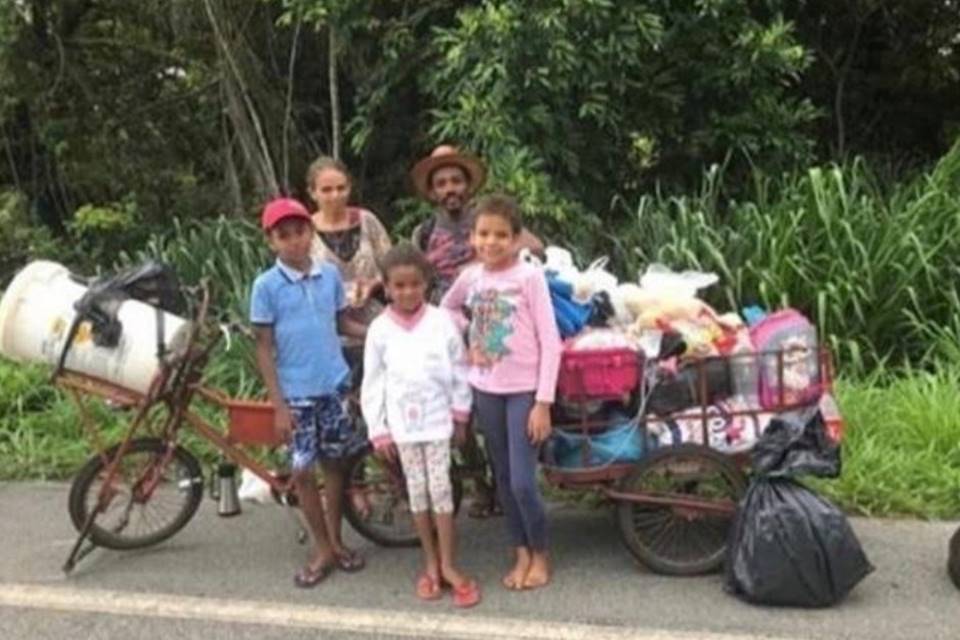 SEM DINHEIRO PARA PASSAGEM, FAMÍLIA VIAJA A PÉ DE GOIÁS A RORAIMA - News Rondônia