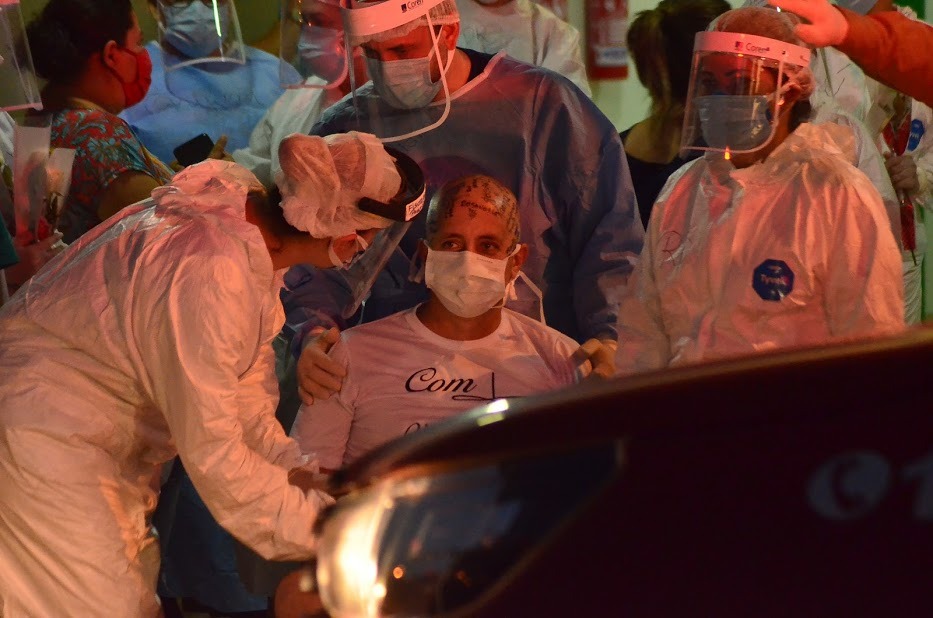 NOTÍCIA BOA: Paciente que estava intubado em estado grave sai da internação e é recebido por familiares e amigos religiosos - News Rondônia