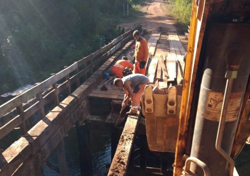 TRAFEGABILIDADE - DER atua no patrolamento da Estrada Velha do Calcário e na recuperação de pontes na RO-482, em Pimenta Bueno - News Rondônia