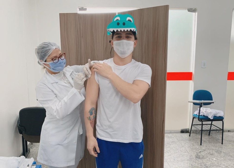 Técnico em enfermagem toma vacina contra Covid fantasiado de jacaré - News Rondônia