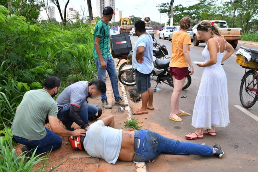 Moto para embaixo de caminhão e duas pessoas ficam feridas em acidente - News Rondônia