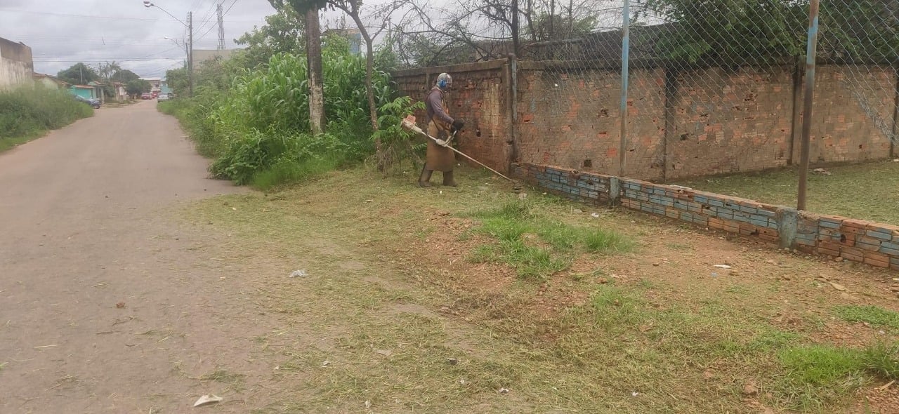 Vereador Edmilson Dourado realiza limpeza no campo do Tucuruí 