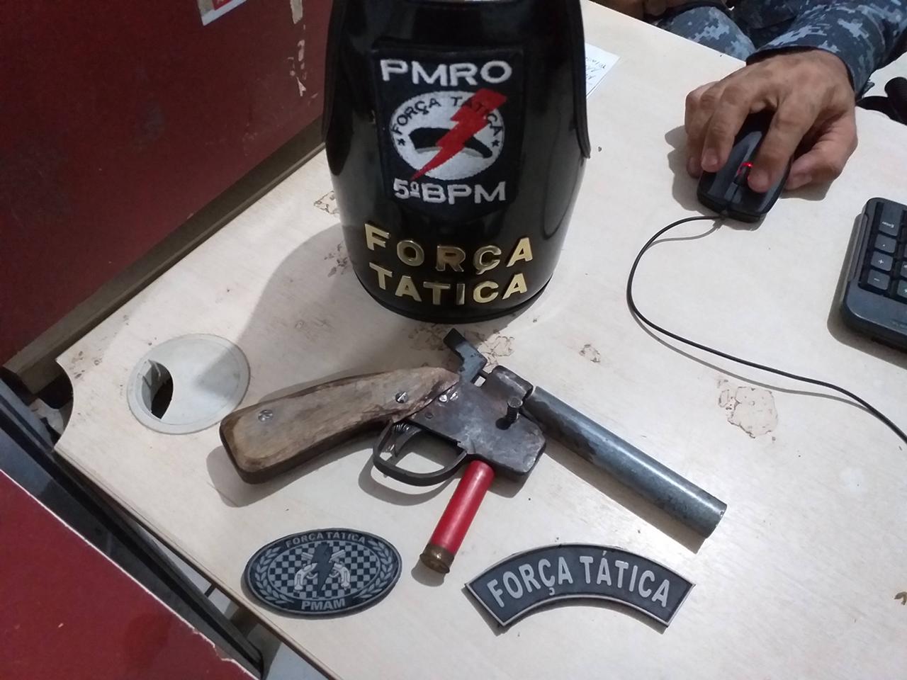FORÇA TÁTICA - Apenado e marginal de 16 anos são detidos com arma e motocicleta roubada - News Rondônia