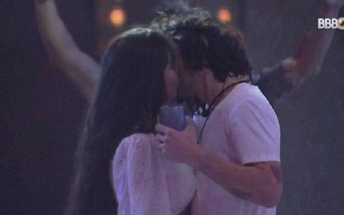 Fiuk e Thaís dão primeiro beijo durante festa no BBB21 - News Rondônia