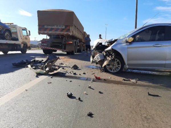BR-364: Vítima fica ferida após acidente entre carro e carreta em Vilhena - News Rondônia