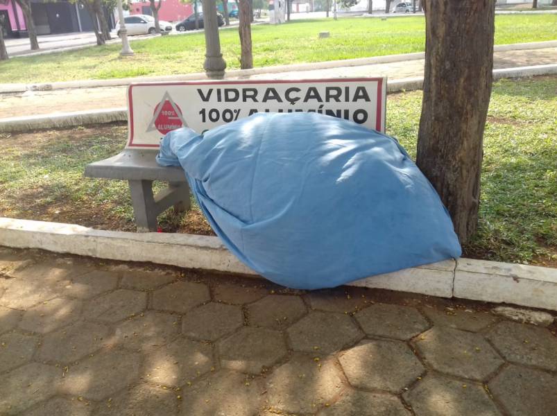 VÍDEO: homem ainda não identificado é encontrado morto em banco de praça - News Rondônia