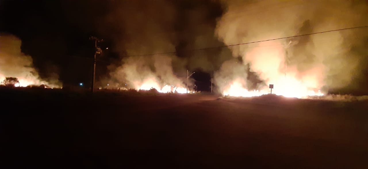 Imagens que falam por si: incêndio criminoso ameaça motoristas na BR-364 em Nova Mutum Paraná - News Rondônia