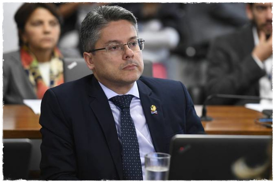 Senador manda Rogério tentar novamente a OAB e torna-se advogado: 'Para passar menos vergonha' - News Rondônia