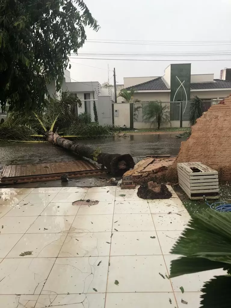 Chuva de granizo causa estragos em Vilhena - News Rondônia