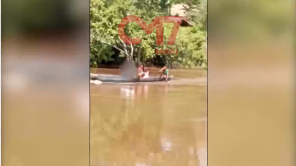 DESUMANO: Sem ponte, pai atravessa rio de canoa e leva corpo de filho no colo até IML - Vídeo - News Rondônia