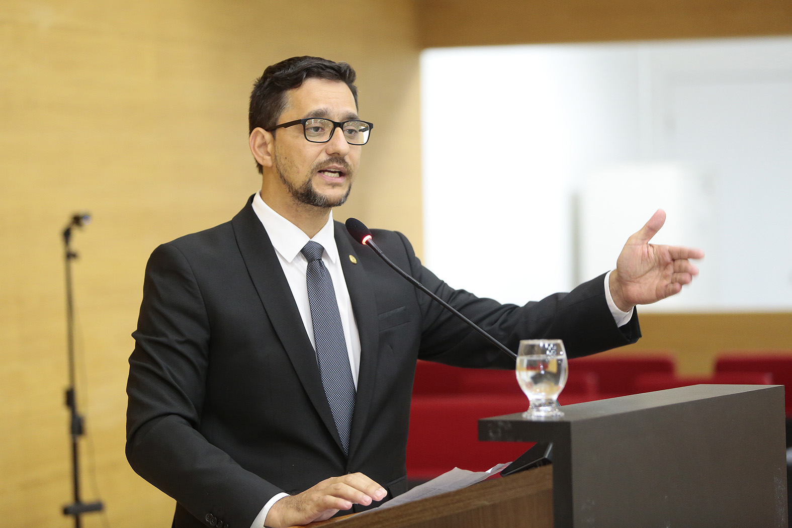 ANDERSON PEREIRA PARABENIZA POLICIAIS PENAIS QUE APREENDERAM ARMA DE FOGO EM CUMPRIMENTO DE MANDADO JUDICIAL - News Rondônia