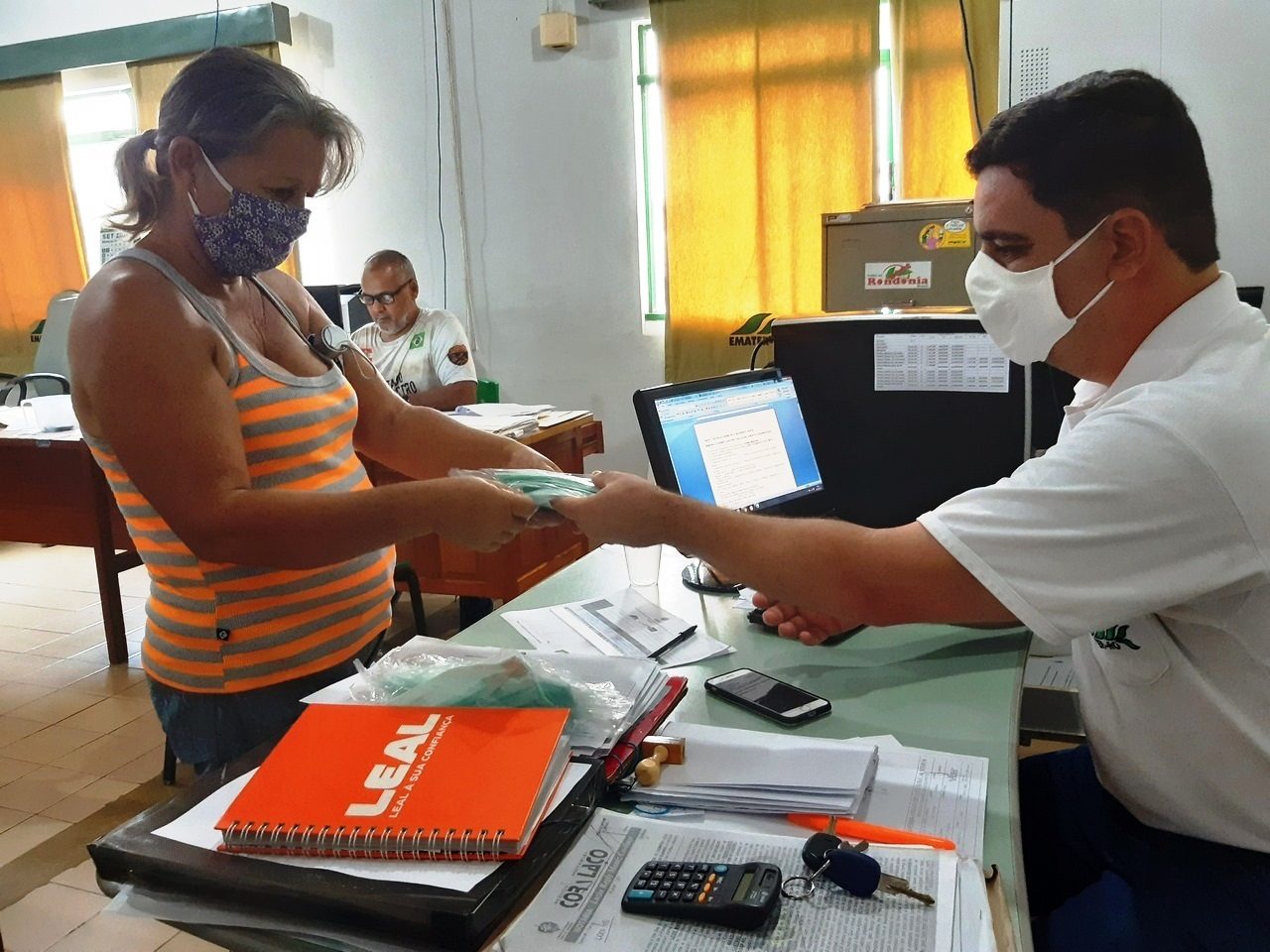 PREVENÇÃO - Máscaras de proteção são distribuídas pela Emater para moradores em situação de vulnerabilidade social de Ji-Paraná - News Rondônia