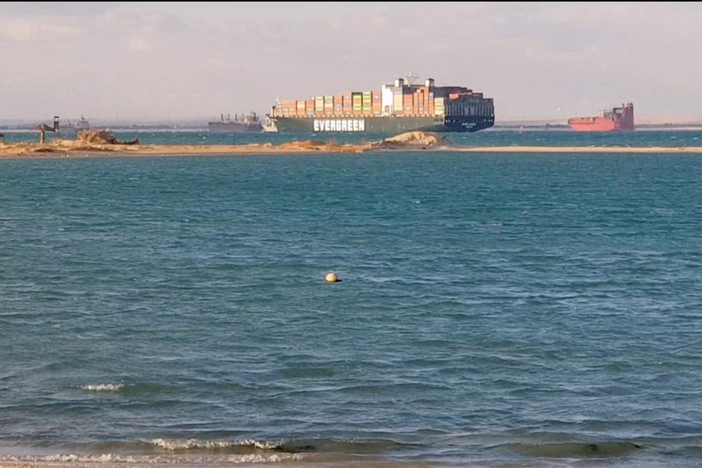 Mais de 100 embarcações já passaram pelo Canal de Suez após meganavio ser desencalhado - News Rondônia