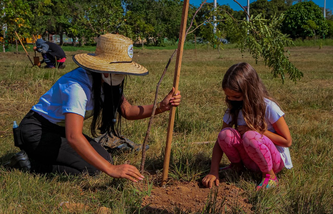 Adultos e crianças participaram do plantio na abertura da Semana do Meio Ambiente promovida pelo Governo de Rondônia