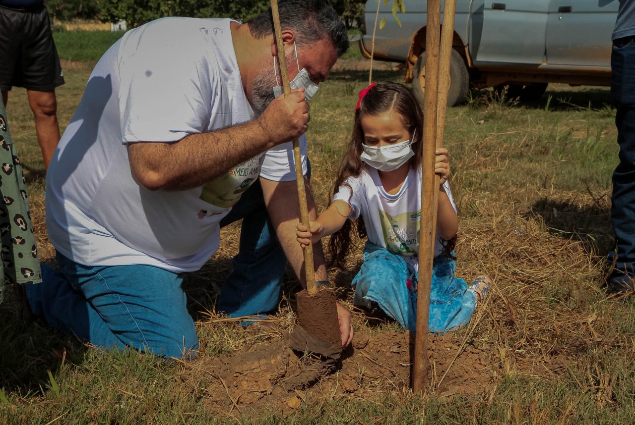 Plantio de mudas nativas reúne crianças e adultos na abertura da Semana do Meio Ambiente no Skate Park, em Porto Velho - News Rondônia