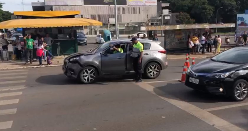 VÍDEOS: MOTORISTA BÊBADO CAUSA DOIS ACIDENTES NA W 3 SUL E ACABA PRESO - News Rondônia