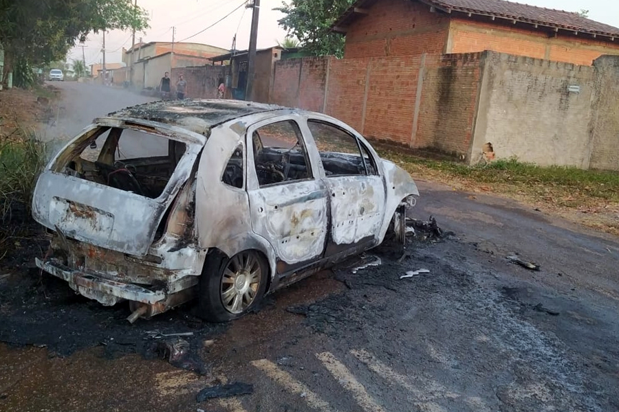 DESTRUÍDO: Motorista abandona veículo em chamas após bater em muro no Nacional - News Rondônia