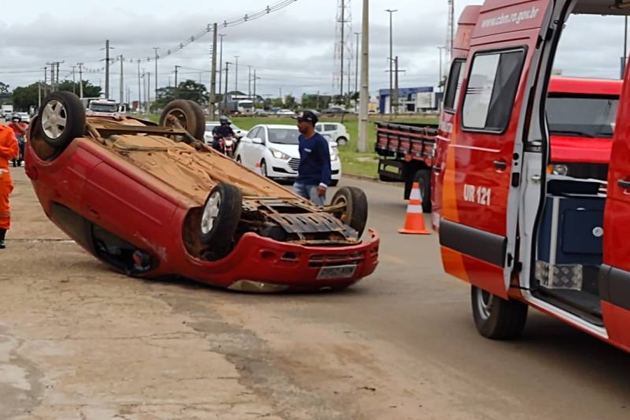 Carro fica de cabeça para baixo após bater em outro, capotar e mobilizar Bombeiros em avenida movimentada - News Rondônia
