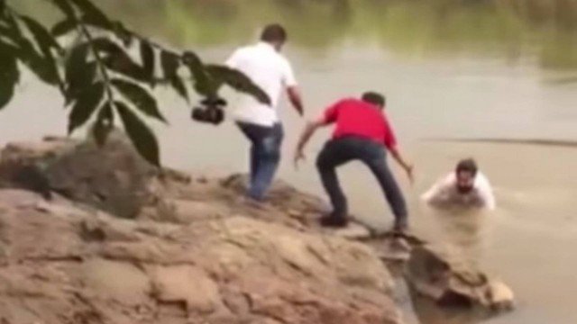 Em Ji-Paraná candidato cai em rio durante gravação de propaganda eleitoral, e vídeo viraliza - News Rondônia