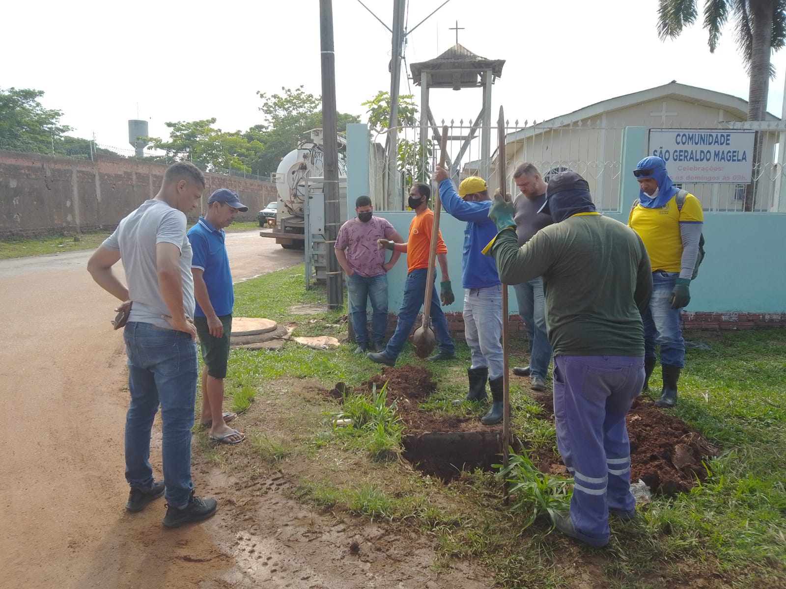 Semusb atende pedido de vereador Edevaldo Neves e realiza limpeza de caixas coletoras no bairro Areia Branca - News Rondônia