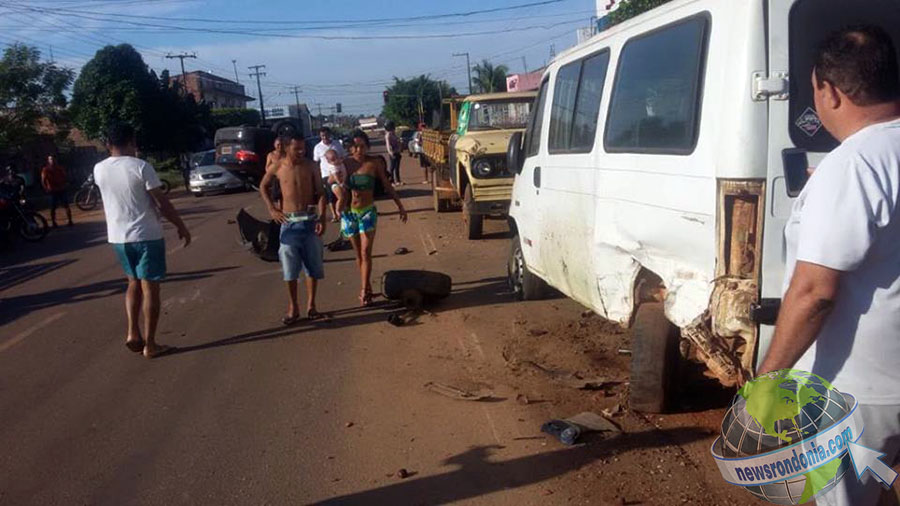 SUPOSTAMENTE EMBRIAGADO, MOTORISTA CAPOTA VEÍCULO APÓS BATER EM VAN ESTACIONADA E FOGE A PÉ - News Rondônia