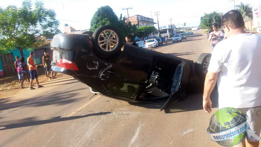 SUPOSTAMENTE EMBRIAGADO, MOTORISTA CAPOTA VEÍCULO APÓS BATER EM VAN ESTACIONADA E FOGE A PÉ - News Rondônia